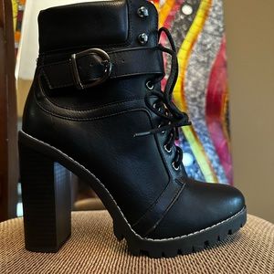New BCBG Padina Ankle Boots. Lug Sole Women's Bootie- perfect fall addition 🍁🍁